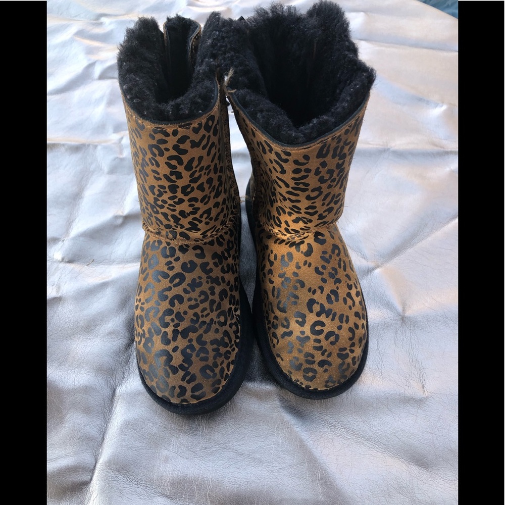UGG Bailey bow size 2